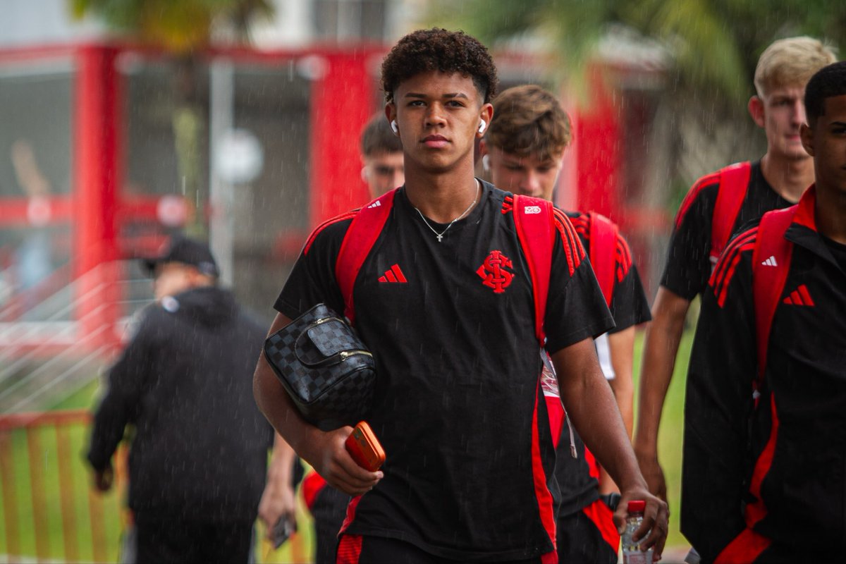 Celeiro_Ases's tweet photo. Chegamos! 📸🇦🇹

A Sub-17 do #CeleirodeAses já está no CT Morada dos Quero-Queros para a final da Copa Sul. 🔝

A partida começa às 15h, com transmissão exclusiva do Canal do Inter. 📺

Pra cima, meus guris!! 💪 https://t.co/yEtiaUoLFS
