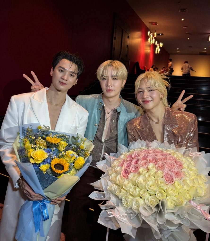 ยินดีกับทั้งสองด้วยครับ ขำกลิ้ง ตลกมาก อยากกรี๊ดวิ่งหนีหมาป่าด้วยอ่ะ #ดีว่าราวีวันนี้ในโรงภาพยนตร์
