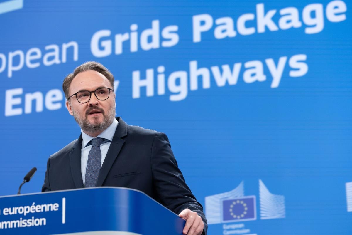 With the tap turned off on Russian gas, it is time to unleash Europe’s full energy potential.

Today, we launch the #EUGridsPackage and the #Energy Highways to upgrade our energy infrastructure, lower bills and boost security and resilience across the continent. 🧵