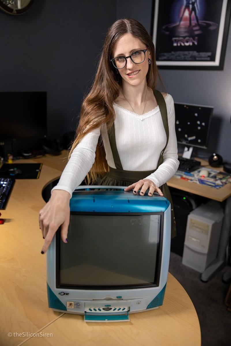 theSiliconSiren's tweet image. Who wants to play with this albatross? The eMachines eOne PC. Totally not an iMac clone/rip-off 😅

Video here: youtu.be/2v3WEUsy-HY

#emachines #eone #clone #apple #imac #retrotech #techhistory #retrocomputer #vintagecomputing #techtales #mistakesweremade #computers #lawsuit…