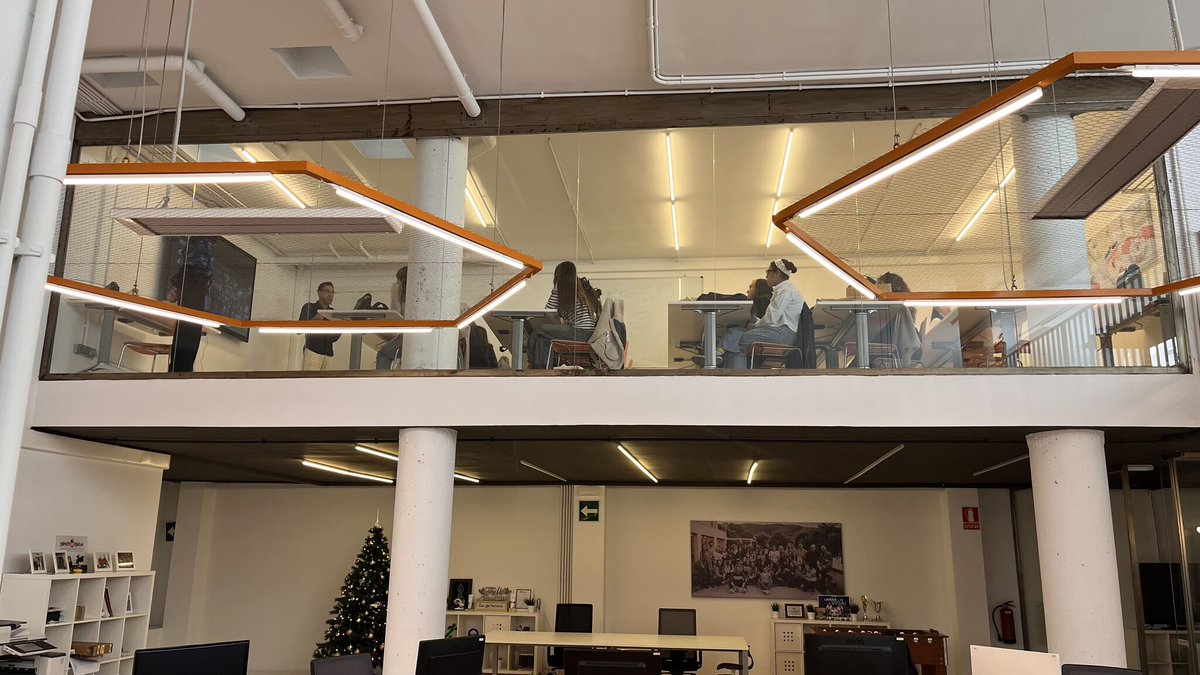 pinchaaqui's tweet image. Hoy hemos recibido a estudiantes de la Escuela de Diseño de Castellón (#EASD).
Dos compañeros han compartido nuestras experiencias en el mundo del #marketingdigital, la innovación y la estrategia de marca, desde un punto de vista creativo y de #diseño.
💡¡Seguimos!