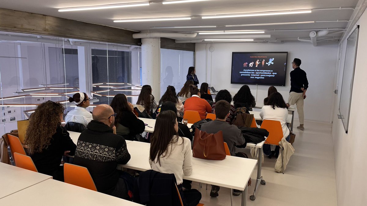 pinchaaqui's tweet image. Hoy hemos recibido a estudiantes de la Escuela de Diseño de Castellón (#EASD).
Dos compañeros han compartido nuestras experiencias en el mundo del #marketingdigital, la innovación y la estrategia de marca, desde un punto de vista creativo y de #diseño.
💡¡Seguimos!