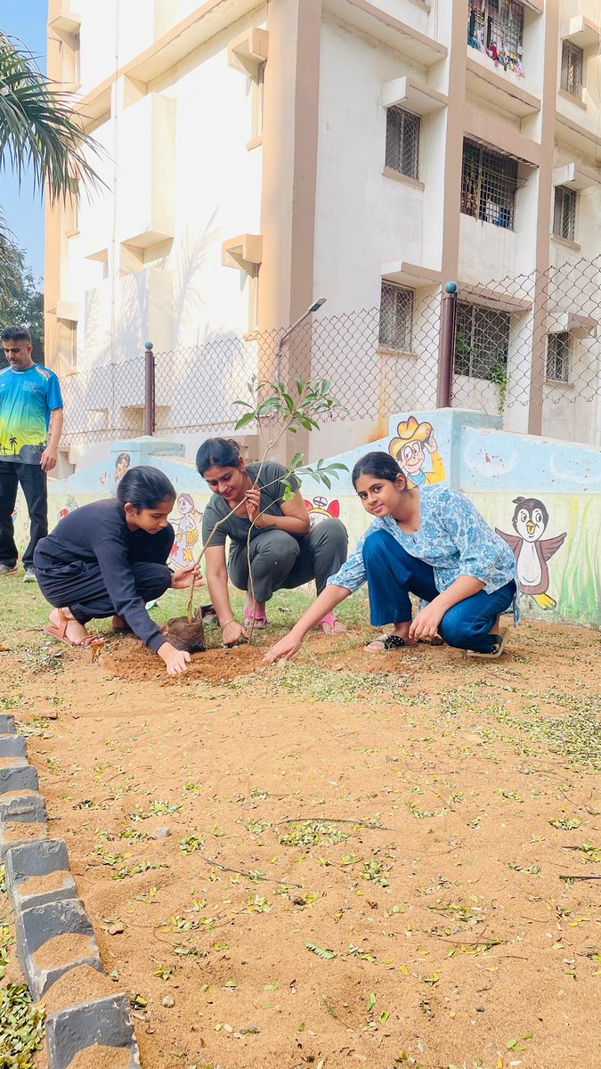 IN_Circars's tweet image. Green hands, clean hearts! 🌱  
Spirited residents of #NausenaBagh came together for a vibrant plantation drive as part of #SwachhataPakhwada2025, adding a fresh wave of green to our community. Together, we grow a cleaner, greener future! 💚  
#CommunitySpirit
#INSCircars