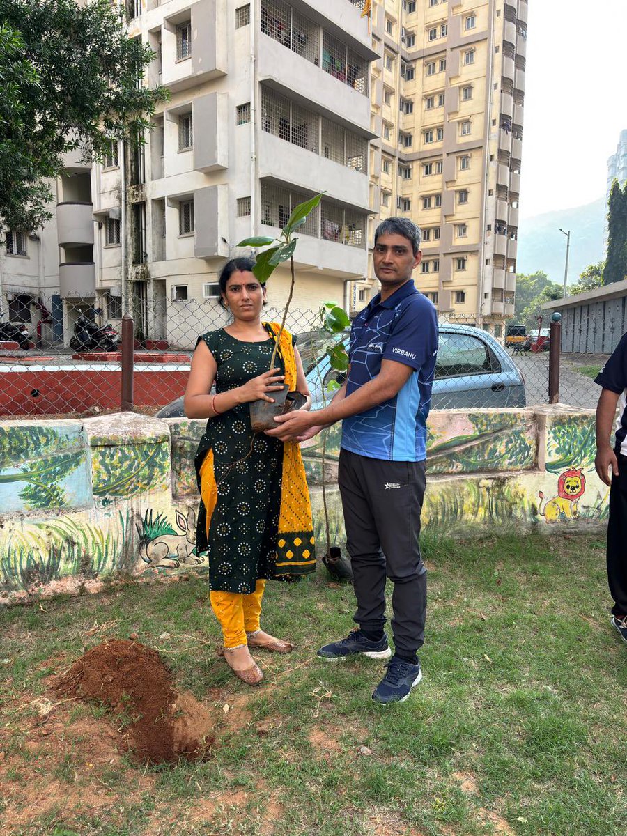 IN_Circars's tweet image. Green hands, clean hearts! 🌱  
Spirited residents of #NausenaBagh came together for a vibrant plantation drive as part of #SwachhataPakhwada2025, adding a fresh wave of green to our community. Together, we grow a cleaner, greener future! 💚  
#CommunitySpirit
#INSCircars