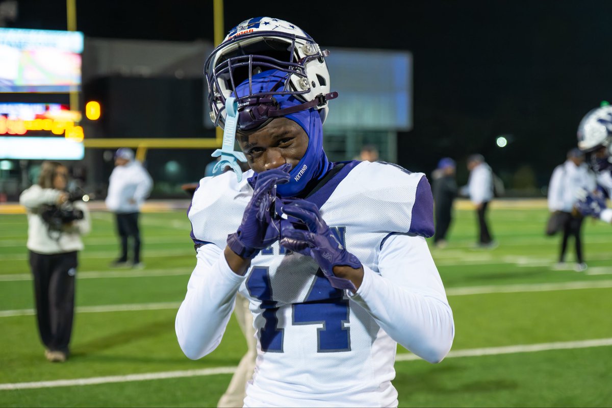 Marktavious14's tweet photo. Round cinco ⏳ https://t.co/tQdQgAgQeQ