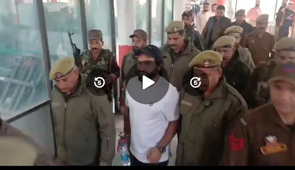 MehrajMalikAAP's tweet image. Hon’ble MLA doda today taken for medical checkup HANDCUFFED