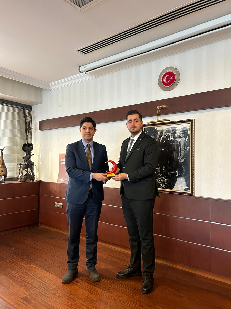 Yönetim Kurulu Üyemiz Ömer Faruk Çalışkan ile Genç Kızılay Başkanımız Dr. Utku İlhan ve beraberindeki heyet, Astana Büyükelçiliğimizin İkinci Kâtibi Orhan Barış Sönmez ve beraberindeki heyeti büyükelçiliğimizde ziyaret etti.

Ziyarette, kurumlar arası nezaket ve iyi dileklerde