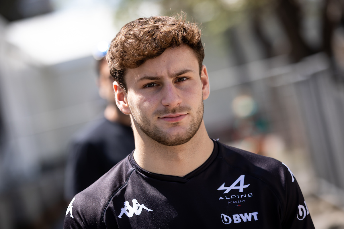 CollectifAlpine's tweet image. 🔄 Mouvement chez Alpine WEC pour 2026 ?

Selon @EnduranceInfo1, le line-up se précise :

🇩🇪 Mick Schumacher s'envole vers l'IndyCar. Pour le remplacer, Victor Martins (ex-Alpine Academy) serait en pole position pour récupérer le volant de l'Hypercar ! 🇫🇷

Une superbe opportunité…