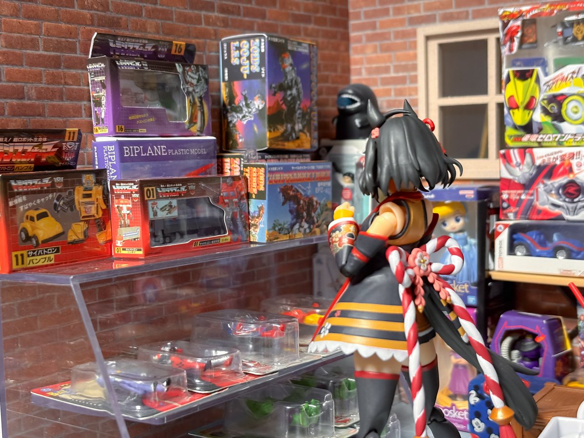 TFミニチュアパッケージ出たので飾り直してるけどミニチュア増えすぎて