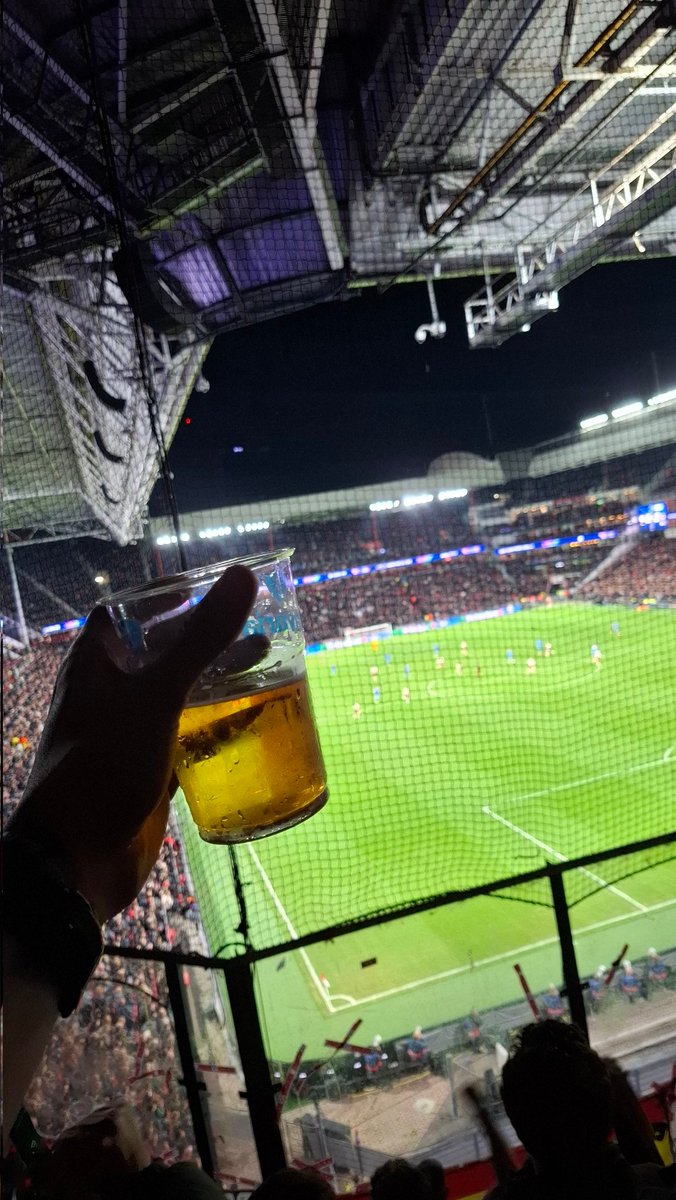 Un día más no dejando solo a nuestro equipo por Europa. Victoria dentro y fuera del campo.
♥️🤍♥️