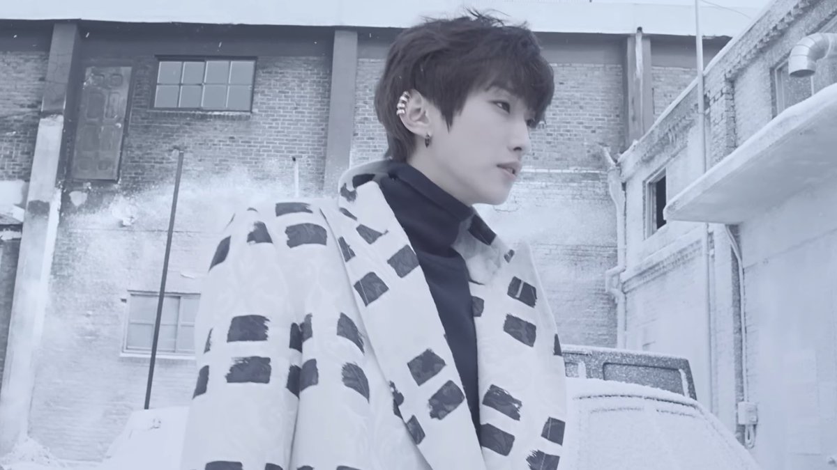 겨울엔 꼭 비포 lonely뮤비 봐야됨...
사유 : 진영옵 롱코트
그리고인공눈뿌리다가진짜눈이온... 입김불어가면서찍은ㄹㅇ겨울영상이니카