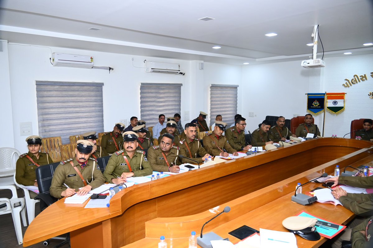 આજ રોજ સને ૨૦૨૫ ના મહેસાણા જિલ્લાના વાર્ષિક ઇન્સ્પેક્શન અનુસંધાને ક્રાઈમ કોન્ફરન્સ રાખવામાં આવેલ. જેમાં જિલ્લામાં બનતા ગુના અટકાવવા માટે અધિકારીશ્રીઓને સૂચના આપવામાં આવી. <a href="/dgpgujarat/">DGP Gujarat</a> <a href="/GujaratPolice/">Gujarat Police</a> <a href="/CMOGuj/">CMO Gujarat</a> <a href="/sanghaviharsh/">Harsh Sanghavi</a>