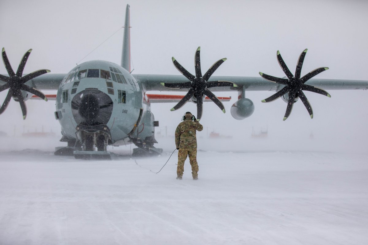 USNationalGuard's tweet image. New York National Guard’s @109thAW recently kicked off its 38th year supporting American research in Antarctica. The LC-130s flown by the Guardsmen are the largest aircraft in the world capable of landing on snow and ice using skis. 🔗nationalguard.mil/News/Article-V…