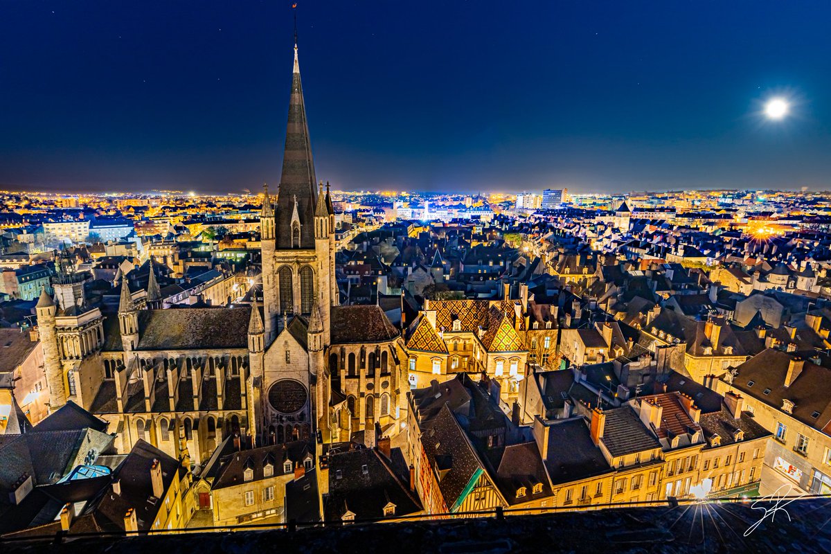 Série "Prendre de haut Dijon Métropole" Vue féerique de fin d'année 

De Notre-Dame et Vogüé jusqu'à la grande roue de la place de la République, la vue est féerique et sous bonne garde de la lune.

#dijon #dijonmaville #photosdenuit