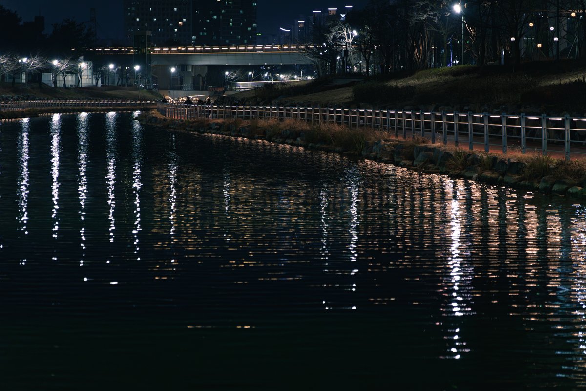 이제 막 이사해서 외출하면 이곳저곳 둘러보곤 하는데
타지 나갔다가 집에 돌아올 때
이렇게 예쁜 야경을 보면서 돌아올 수 있어서 기뻐요 🥺