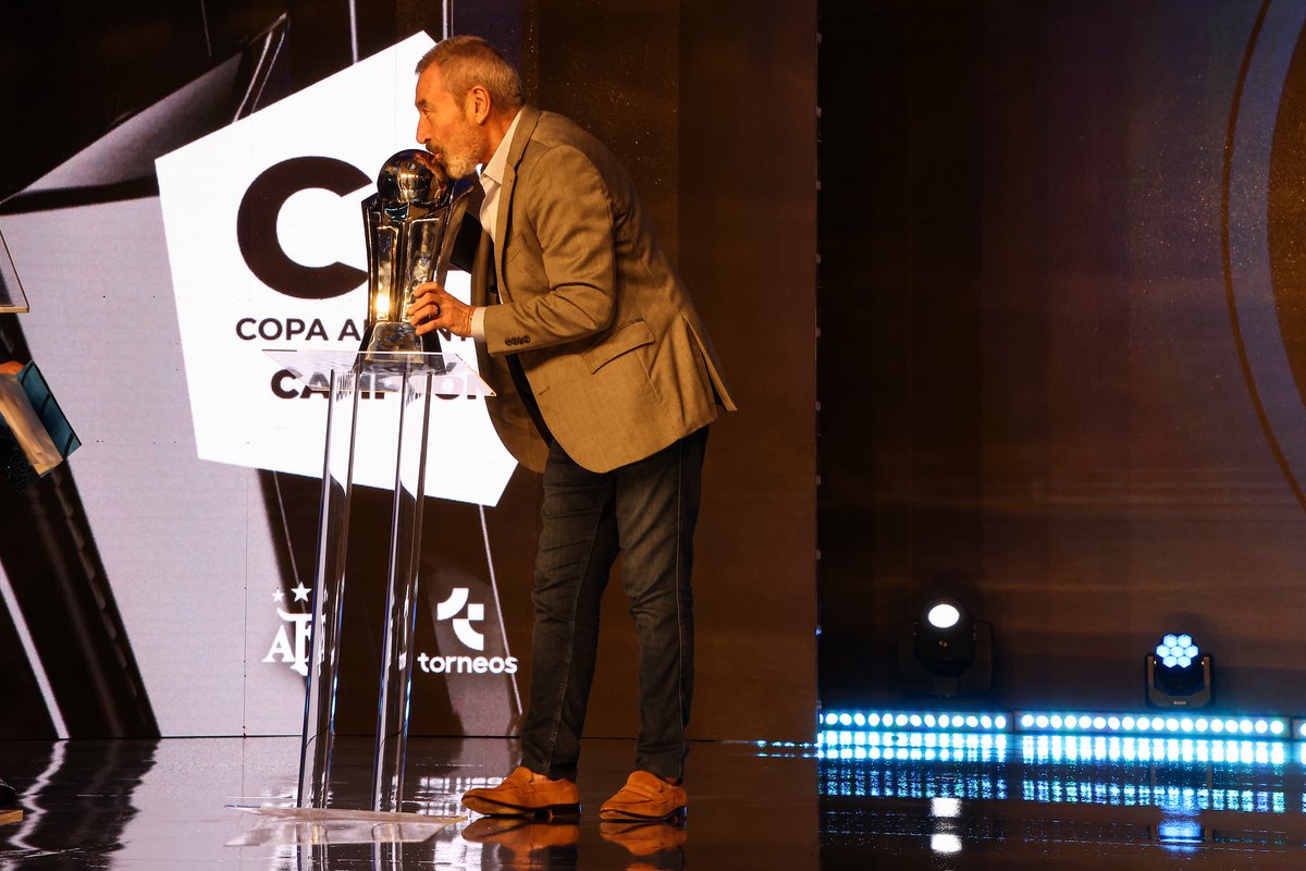 🌟 El reconocimiento para Daniel Vila, presidente de <a href="/CSIRoficial/">Independiente Rivadavia</a>, por la obtención de la 13º edición de #NuestraCopa 🙌

#CopaArgentinaAXIONenergy 🏆🇦🇷