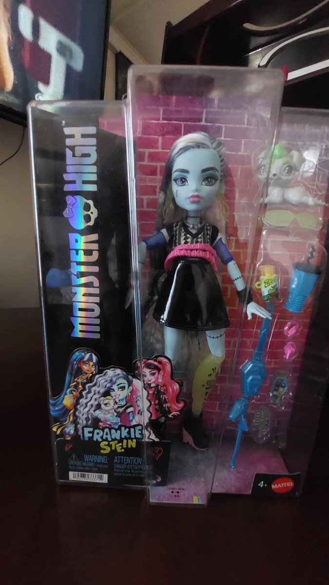 I'm crying 😭 they really didn't give a fuck posing them