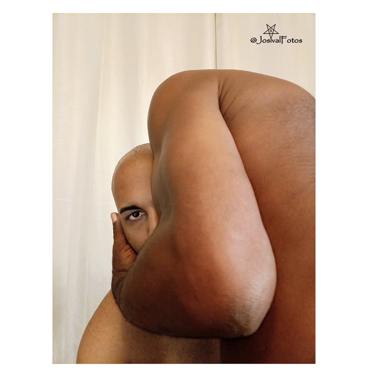 "Es infinito e inmutable en su inocencia 
lo que fue temblor para el cuerpo,
inquietud para el alma."
(Manuel Díaz Martínez, poeta cubano?

Modelos: #JulioCésar y #MiguelSoto en #dúo No. 5
Foto: <a href="/JosivalFotos/">josivalFotos</a> 
Ver: <a href="/JosivalNegro/">josivalNegro</a>

#hombres #parejas #interracial 
#10dicembre2025