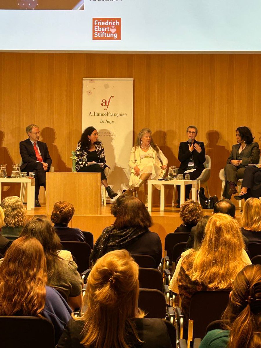 Je suis intervenue ce jour au Palais de la paix à La Haye lors de la conférence internationale « Femmes et paix. Dans les pas de Bertha Von Suttner ». Merci à Hélène PICHON et AFPB Alliance Française Pays-Bas Des débats constructifs et ouverts très précieux dans unmonde incertain