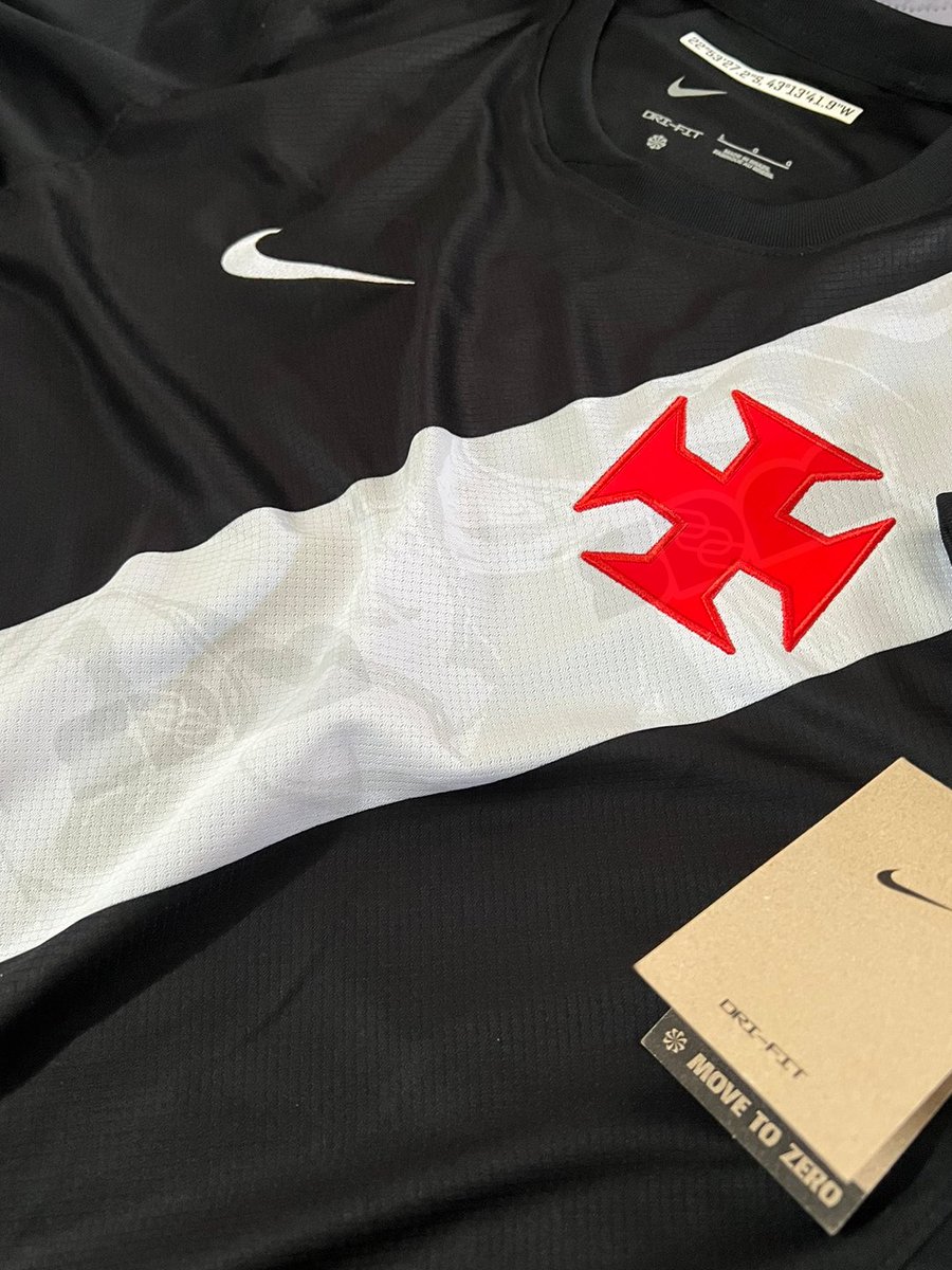mbeesellares's tweet photo. ACUERDO HISTÓRICO!
Vasco da Gama anunció su contrato exclusivo con Nike, como marca que vestira al club.
Contrato de 7 años (2026-2032), el más grande en la historia del club.
Valor mínimo: R$ 250 millones (R$ 35M/año + variables por ventas y rendimiento).
#VascoNike https://t.co/OMTo3zSYtx