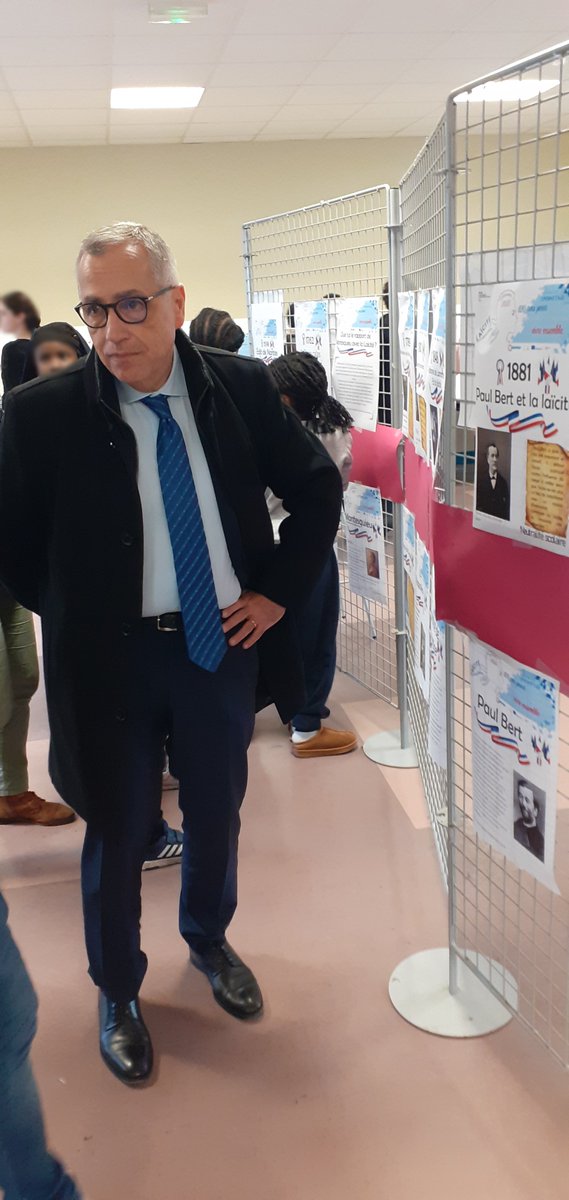 Journée de la laïcité du 9 décembre au collège Lamartine à Tours, en présence du DASEN. Des actions toute la journée, avec une restitution des travaux aux élèves de CM2. Un moment fort, prolongé par la chorale du collège venue offrir une chanson aux plus jeunes. <a href="/ac_orleanstours/">Académie d'Orléans-Tours</a>