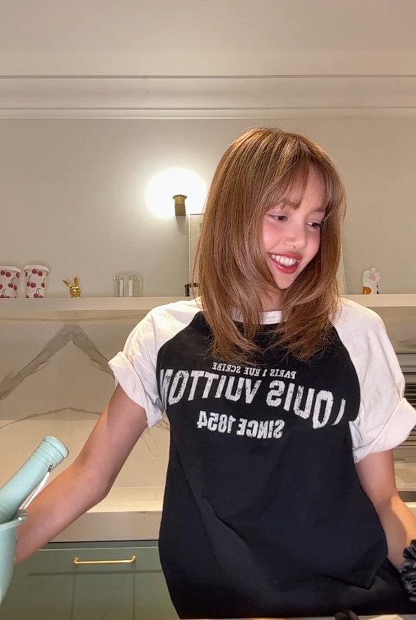 pentoljoss's tweet photo. Lisa yang berjuang dan bertahan di saat ketidakadilan hadir di hidup dia waktu itu dan lilies berjuang buat keadilan dia dengan segala effort dan doa lilies beberapa tahu kemarin.. dan sekitarnya akhirnya Lisa udah berasa di titik terbaik karirnya... Kita berhasil lilies 🥺❤️ https://t.co/DtjL77DVc0