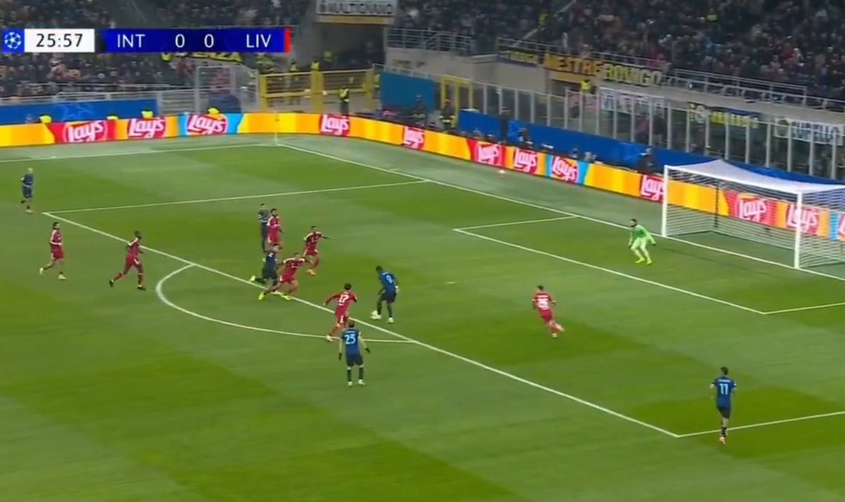marifcinter's tweet image. Questo è l’errore più grave: invece di mettere il corpo e andare a spaccare la porta, tentare un improvvido uno-due in mezzo a tre giocatori del Liverpool