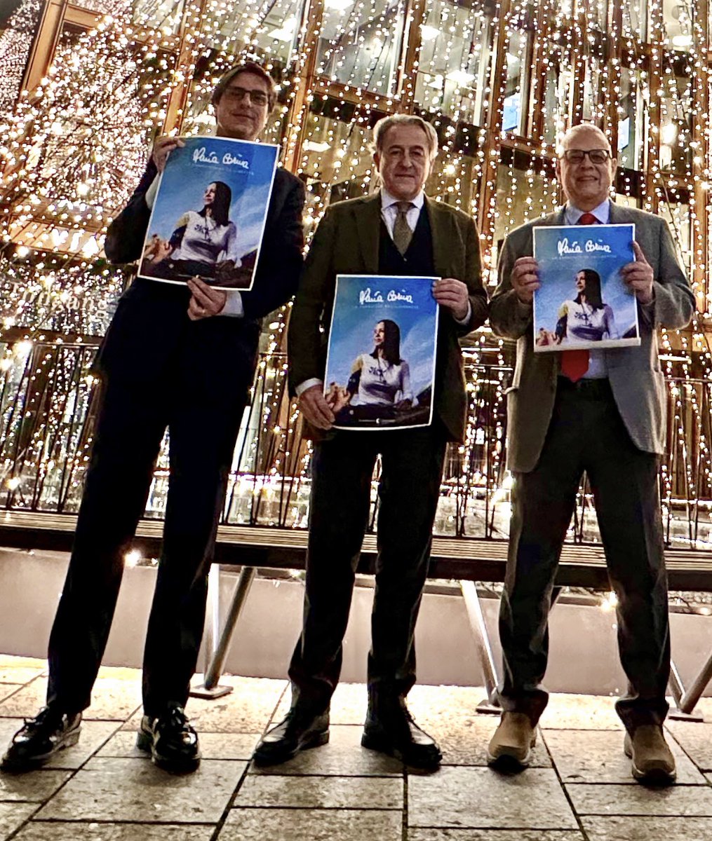 Con el genial venezolano Alejandro Peña Esclusa y el gran director de <a href="/FDisenso/">Fundación Disenso</a> Jorge Martín Frías en Oslo, con los carteles del soberbio documental sobre Maria Corina Machado que estrenó la fundación horas antes de la entrega del premio.
La caída de Maduro va a ofrecer una