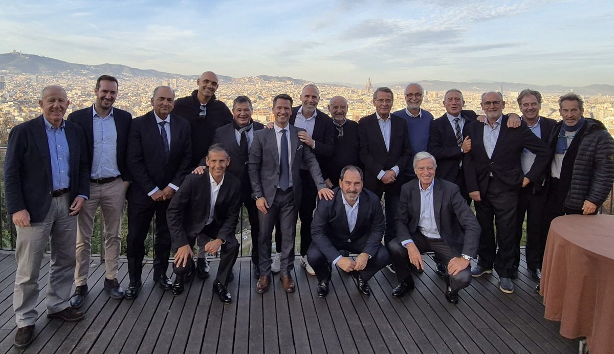 Acte de reconeixement a l’equip espanyol que va conquerir la primera Copa Davis, avui fa 25 anys, al Palau Sant Jordi de Barcelona.
Un honor comptar amb la presència de molts dels protagonistes d’aquella gesta històrica que van marcar un abans i un després en el nostre tennis.