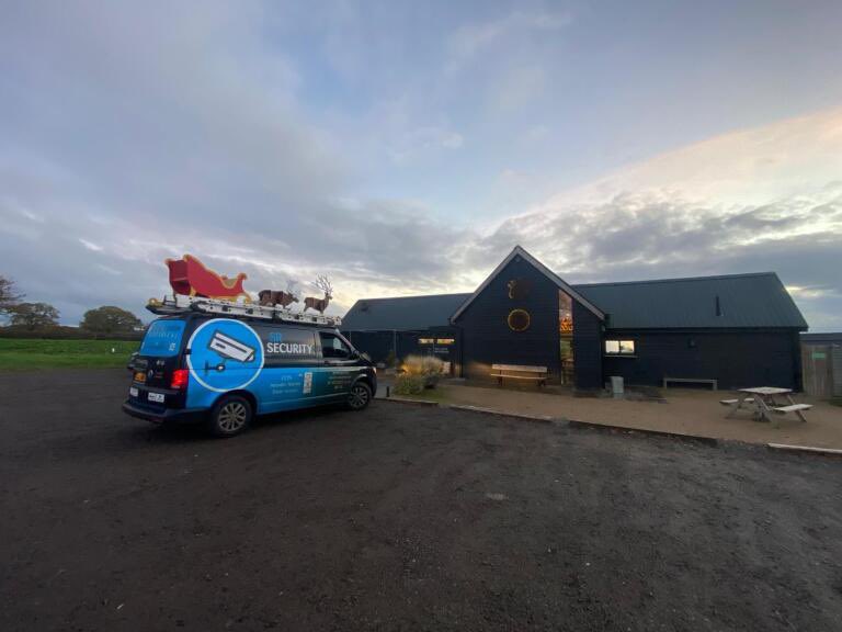 stewrawelec's tweet photo. The SR Team had a call out to the Lost Coffee, Blair’s light went out above the coffee roaster so we sent out Santa and his renders to fix the problem immediately!✨💡 https://t.co/NbTpEexZfO