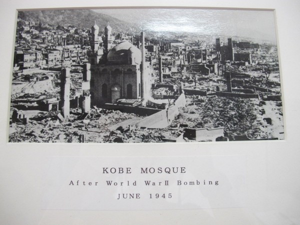 <a href="/fineappldiw/">diw🍍🍉</a> Pernah dengar Masjid Kobe di Jepang? Saat kota itu dibombardir Sekutu dan bangunan di sekitarnya hancur, masjid ini tetap berdiri kokoh. Bahkan ketika Gempa Besar Hanshin 1995 meluluhlantakkan banyak gedung, masjid itu masih teguh, seolah menyimpan keteguhan zaman.