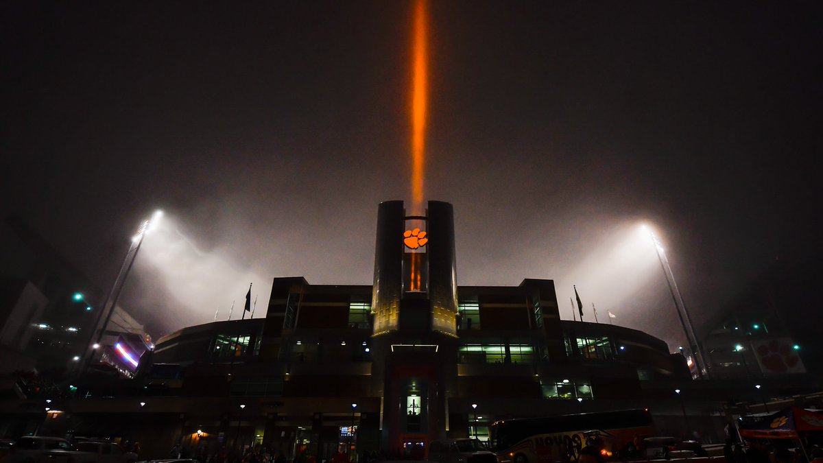 ClemsonOculus's tweet photo. @CUMatt95 @JonnyCarrots007 We've only seen it once @GrahamNeff .. and it was amazing.  If you want the FB program to utilize full #OculusPower ... We need a permanent #OculusPawSignal https://t.co/mjcyqmhdn0