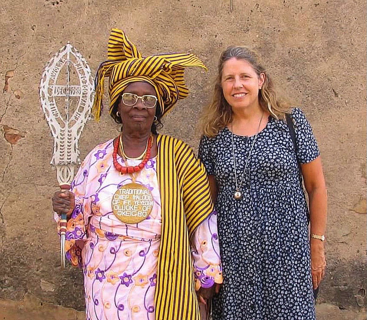 𝐅𝐫𝐚𝐦𝐞-𝟏: 
Ọ̀ọ̀ni Adésọjí (Photo of Àdá in c.𝟏𝟗𝟔𝟎)

𝐅𝐫𝐚𝐦𝐞-𝟐:
Ọ̀ọ̀ni’s chief, Ìyálôde (Abẹ̀rẹ̀ conferred in 𝟏𝟗𝟖𝟗)
—————

𝐏𝐒: Abẹ̀rẹ̀ symbolizes minion status to a lord. 

Cheers!