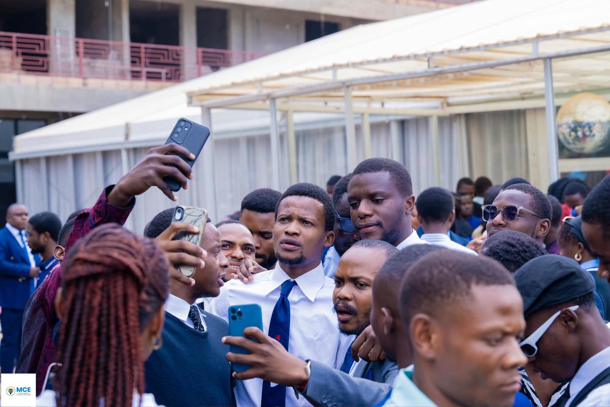Jeunes du Congo,
Le futur n’est pas un cadeau : c’est une conquête. Et personne ne nous donnera la place que nous méritons si nous ne la prenons pas avec discipline, créativité et union.
Que chacun de nous devienne une lumière. Et quand des milliers de lumières se lèvent, même la