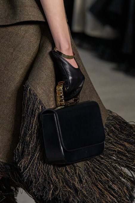 القفّازات الإكسسوار الأقوى في خريف وشتاء 2025-2026 .. ما رأيكِ في هذه الصيحة؟ #موضة 