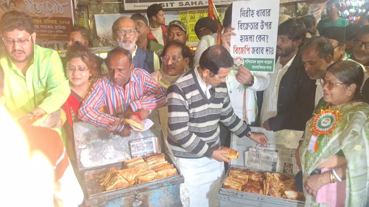 ব্রিগেড ময়দানে নিরীহ চিকেন প্যাটিস বিক্রেতার উপর RSS-BJP'র ঘৃণ্য আক্রমণের প্রতিবাদে এবং মানুষের স্ব-স্ব খাদ্যাভাসের উপর RSS-BJP' র অনৈতিক হস্তক্ষেপের বিরুদ্ধে আজ ধর্মতলায় সাধারণ মানুষের মধ্যে চিকেন প্যাটিস বিতরণ করে প্রতীকী প্রতিবাদ জানানো হলো কংগ্রেসের পক্ষ থেকে।