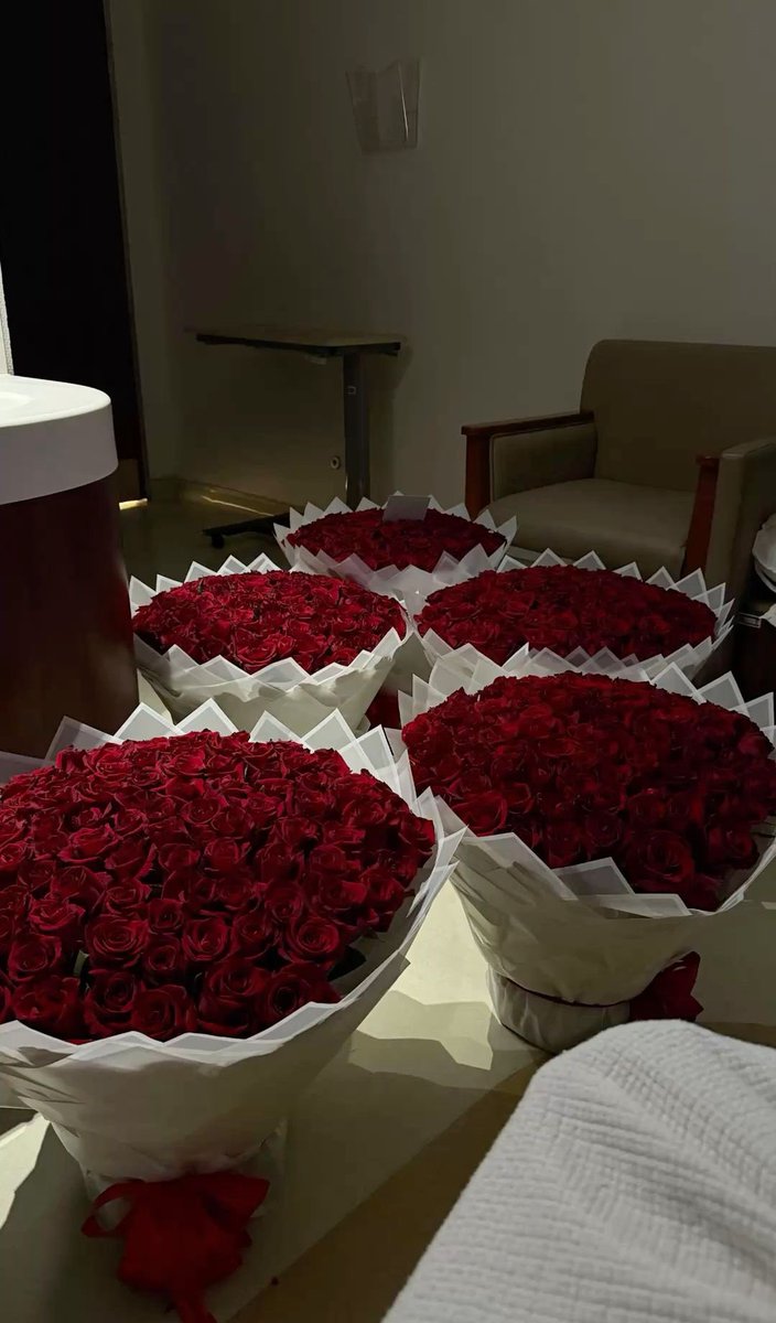 i3Moment's tweet image. Red rose bouquets