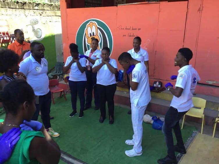 Ce samedi 6 décembre, la coordination EDE SECOURS Nord-Ouest a réuni 30 professeurs et membres du personnel administratif à la Crèche des Petits Poucets (Morne Aux Pères) pour une séance pratique du projet Vulgarisation des Gestes qui Sauvent (VGA), visant à renforcer leurs