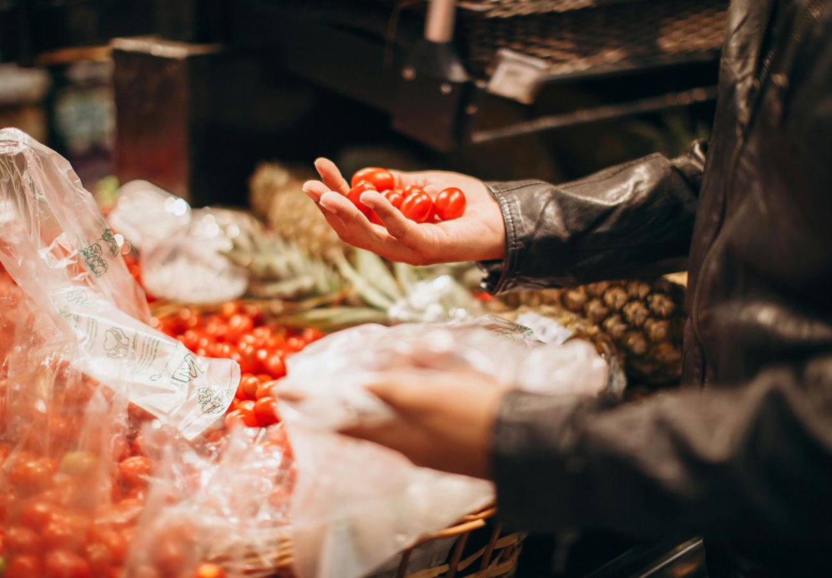 FACUA's tweet image. Que el tique de la compra🛒 no te amargue las comidas familiares. FACUA vigila los precios por ti. ¿Quieres saber exactamente dónde sale más barato💶? Visita super.facua.org y ahorra.