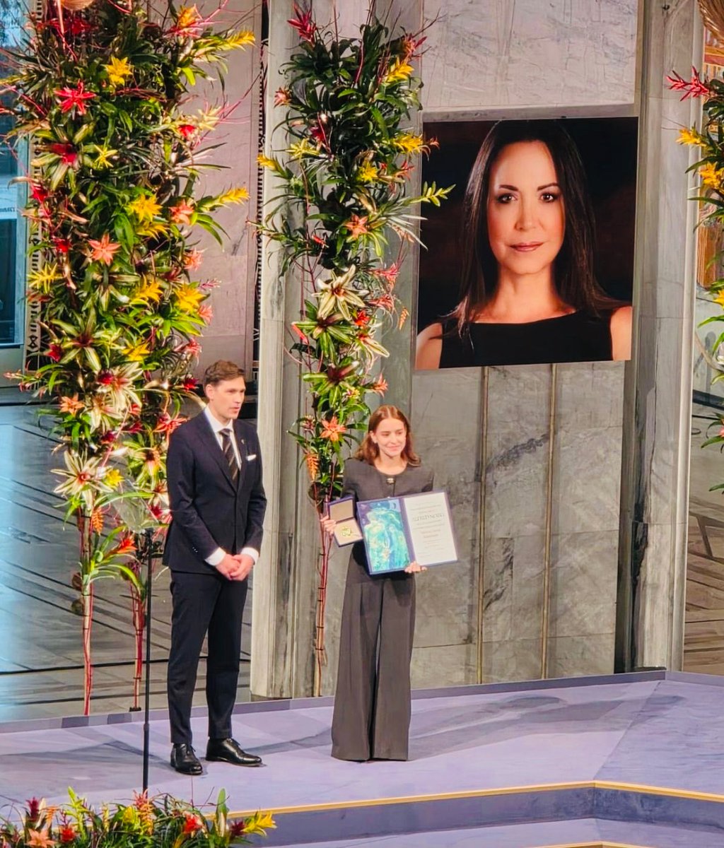 La voz de <a href="/MariaCorinaYA/">María Corina Machado</a> demuestra que la LIBERTAD no necesita permiso para levantarse.

Su lucha nos recuerda que no podemos rendirnos, ni ceder ante el autoritarismo, ni arrodillarnos frente al miedo.

¡VENEZUELA LIBRE YA! 🙌🏻🇻🇪
#NobelDeLaPaz #NobelPrize