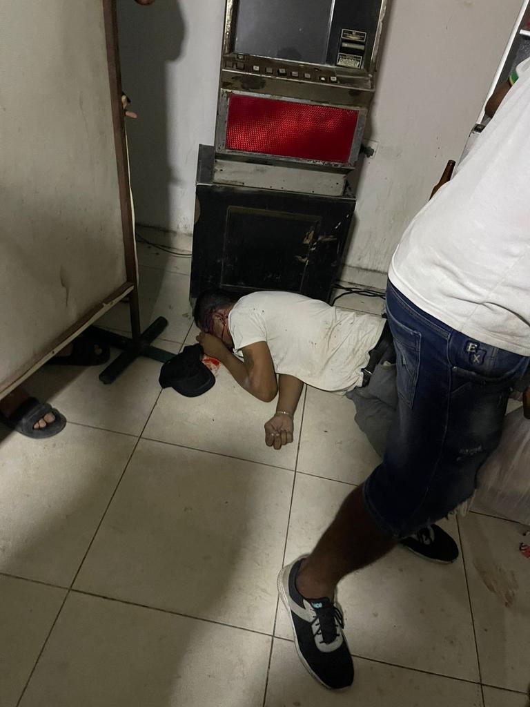 Noticosta's tweet image. Policía realiza investigación sobre el doble homicidio que se registró anoche en la carrera 5A con calle 37, barrio Villa Adela (Soledad). Víctimas Arcadio Acosta y Wisman Mejía Vargas, alias el "Gorila"