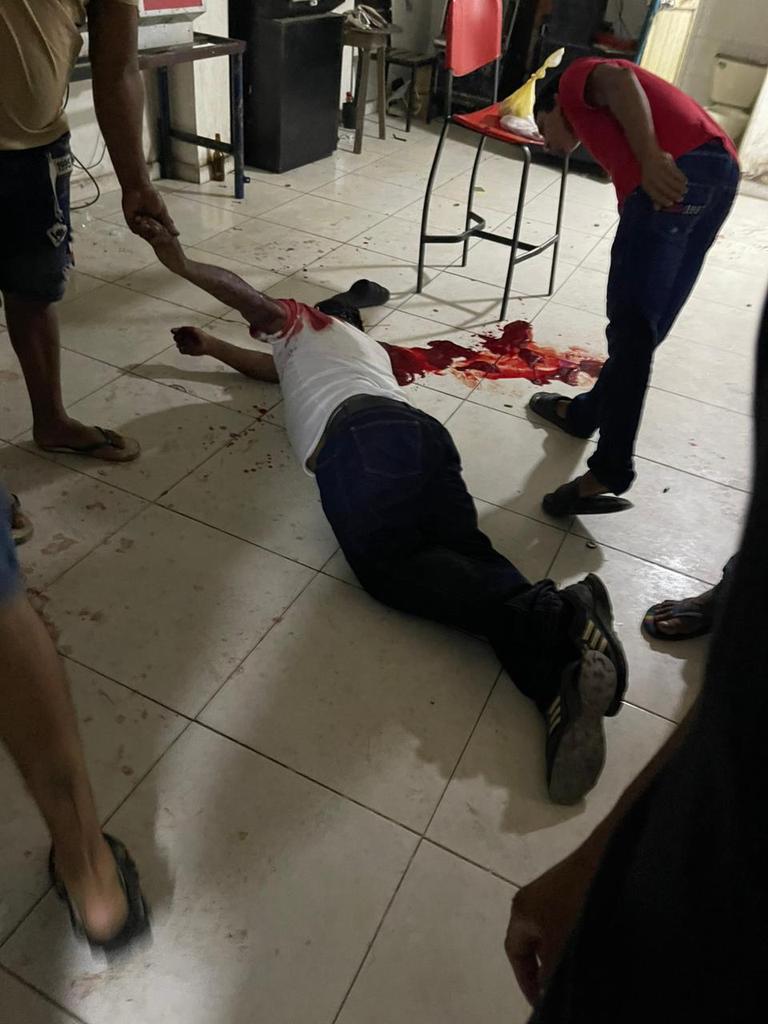 Noticosta's tweet image. Policía realiza investigación sobre el doble homicidio que se registró anoche en la carrera 5A con calle 37, barrio Villa Adela (Soledad). Víctimas Arcadio Acosta y Wisman Mejía Vargas, alias el "Gorila"