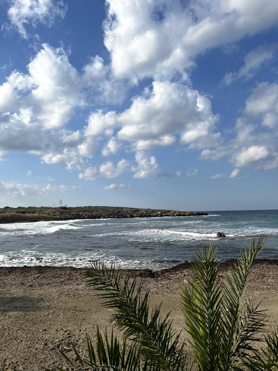 Man frage nicht, was all die Zeit ich machte.
Ich bleibe stumm;
und sage nicht, warum.
Und Stille gibt es, da die Erde krachte.
Kein Wort, das traf;
man spricht nur aus dem Schlaf.
Und träumt von einer Sonne, welche lachte.
Es geht vorbei;
nachher war's einerlei.
Das Wort