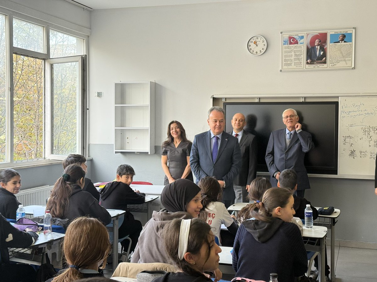 Güvenin ve huzurun yeri Beylikdüzü ilçemizde Milli Eğitim Müdürümüz Sn.<a href="/zekeriyaz/">Zekeriya Postacı</a> ile Cevat Güleç Ortaokulu’nu ziyaret ederek sevgili öğrencilerimiz ve kıymetli öğretmenlerimiz ile bir araya geldik. Eğitim öğretim kalitemizi arttırmak için çalışmaya devam ediyoruz.