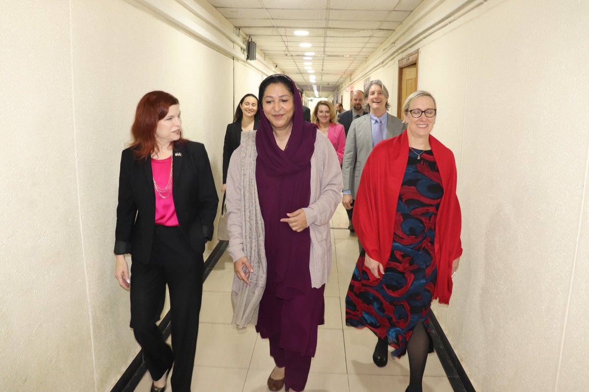 EduMinistryPK's tweet photo. Pakistan and the U.S. reaffirm their commitment to stronger cooperation in education and technical training
MOS Wajiha Qamar met with senior U.S. officials Sherry Keneson-Hall and Shelly Seaver to advance academic exchanges, TVET collaboration, for sustainable economic growth. https://t.co/PehkOA3Mp5