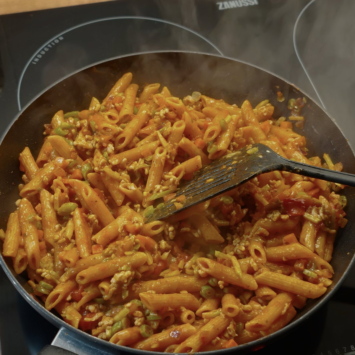 maickel1979's tweet image. #watetenwevandaag
Tomaten pasta met fijn gesneden groentes en pittige tomaten saus en wat eten jullie vanaaf???
#diner #food #pasta #eten #eetsmakelijk #dinnertime