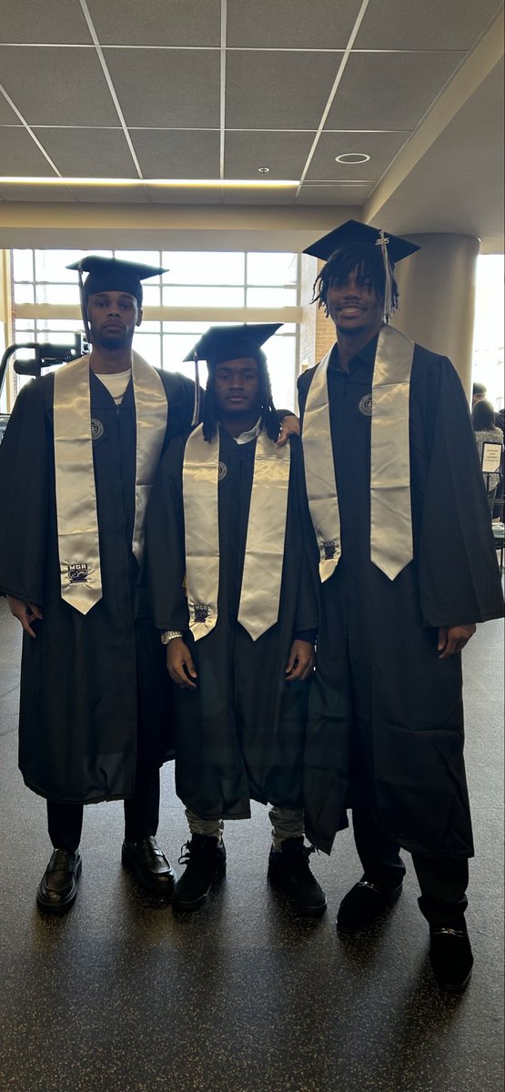 MiddleGA_MBB's tweet image. Fall commencement with 3 guys that played a huge part in our success last year. They are ELITE men that have positioned themselves to have incredible futures and they solidify that with their degree today!! 

Proud of you, Bryce, Dave and Jamal!