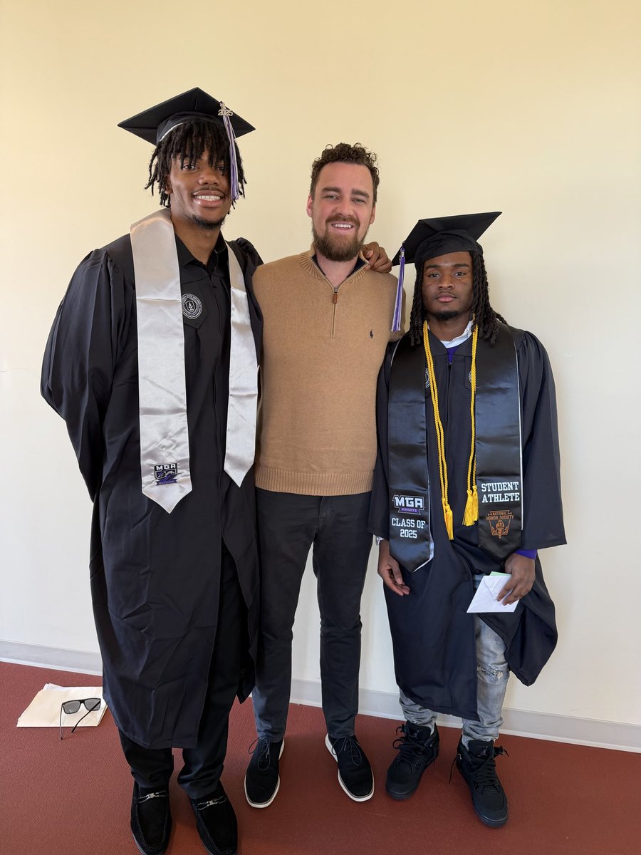 MiddleGA_MBB's tweet image. Fall commencement with 3 guys that played a huge part in our success last year. They are ELITE men that have positioned themselves to have incredible futures and they solidify that with their degree today!! 

Proud of you, Bryce, Dave and Jamal!