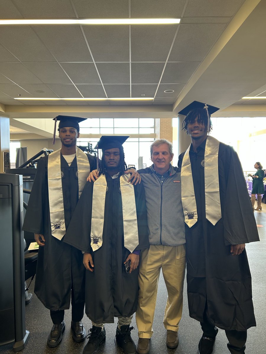 MiddleGA_MBB's tweet image. Fall commencement with 3 guys that played a huge part in our success last year. They are ELITE men that have positioned themselves to have incredible futures and they solidify that with their degree today!! 

Proud of you, Bryce, Dave and Jamal!