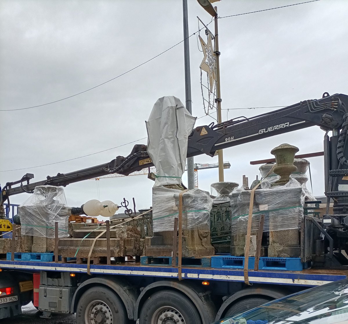 Transporte de los jarrones, urnas, farolas, querubines....del Paseo de Alfonso XII. A dónde van? Volverán? Poco profesional el trato y traslado de nuestro patrimonio? Y todo tapado cara a la ciudadanía, el lado oscuro de la Navidad de <a href="/abelcaballero/">Abel Caballero</a>